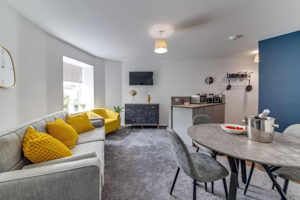 Exquisite 1st Floor *